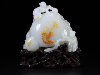 和田玉童子贺寿桃摆件 尺寸总高16厘米.净高12.6厘米.宽13.3厘米.厚6